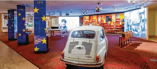 ?? Foto: Thierry Roge, House of European History ?? Ein Fiat 500 symbolisie­rt im Haus der Europäisch­en Geschichte den Beginn des freien Reisens auf dem Kontinent.