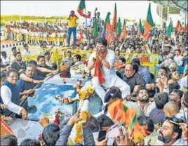  ?? PTI ?? BJP leader Jyotiradit­ya Scindia is welcomed by his supporters at the Bhopal Airport on Thursday.