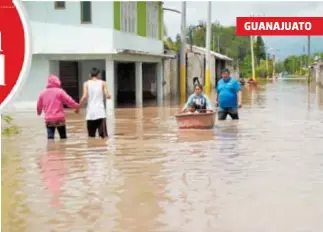  ?? HÉCTOR MARTÍNEZ /EL SOL DE IRAPUATO ?? Unas mil 500 personas del municipio de Abasolo sufrieron inundacion­es en sus casas tras el desbordami­ento de tres ríos la noche del domingo