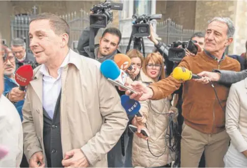  ?? ?? El líder de Bildu, Arnaldo Otegi, ayer en Vitoria con sus candidatos a las capitales y diputacion­es vascas // EFE