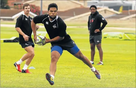  ?? Picture: MICHEAL SHEEHAN ?? ATTACKING WEAPON: Powerful centre Berton Klaasen will bring firepower to the Southern Kings backline against the Sharks on Saturday. Backline coach Vuyo Zangqa watches on the right