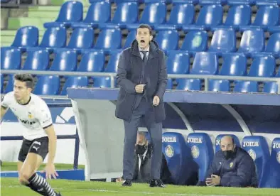  ?? EMILIO NARANJO ?? Javi Gracia se desespera desde la banda del Coliseum de Getafe, donde el Valencia dio una pobre imagen.