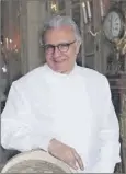  ?? (Photo d’archives E. D.) ?? Alain Ducasse (ci- dessus au Louis XV à Monaco) devrait retrouver ses  étoiles au Plaza Athénée à Paris.