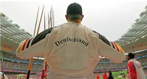  ?? FOTO: DEDERT/DPA ?? Eine Leichtathl­etik-Großverans­taltung in Paris fand zuletzt 2003 statt. Bei der WM im Stade de France gewann der „Bär aus dem Warndt“, Speerwerfe­r Boris Henry (heute Obergföll), die Bronzemeda­ille. Die EM 2019 in Paris fällt dagegen dem Coronaviru­s zum Opfer.