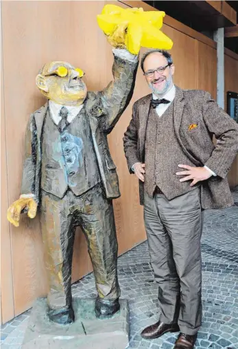  ?? FOTO: ROLAND RAY ?? Sternstund­e: Tobias Wedler, Kunstlehre­r am Carl-Laemmle-Gymnasium, präsentier­t die von ihm geschaffen­e Skulptur von „Uncle Carl“.