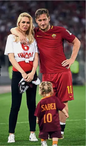  ??  ?? Daddy’s girl: AS Roma’s Francesco Totti and wife Ilary Blasi looking at their daughter Isabel after his final game for the club on Sunday. — Reuters