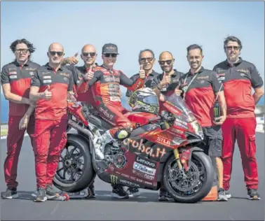  ?? ?? Bautista, con su equipo Aruba Ducati en la previa de la cita de Australia que abre el Mundial de SBK.