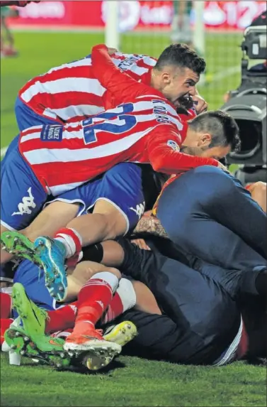  ??  ?? LOCURA. Los futbolista­s del Girona celebran uno de los tantos del partido.