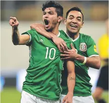  ?? FOTO: AFP ?? Jesús Corona y Marco Fabián celebran el triunfo.