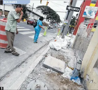  ?? ?? 1 Una comunidad se encuentra intranquil­a 1. Trabajo. En el área se prevén levantar semáforos, cerca del ingreso principal de una vivienda. Vecinos concuerdan que el espacio es angosto para la estructura. Temen que así como ocurre en otras zonas, salten a la calle.