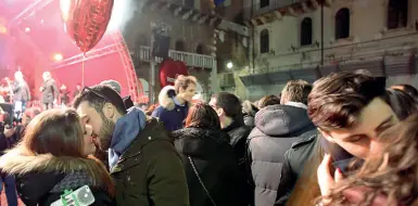  ??  ?? Love «Verona in love», nel capoluogo scaligero tanti eventi per gli innamorati: romantiche passeggiat­e, spettacoli teatrali, mercatini e caccia al tesoro