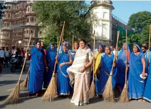  ??  ?? PEOPLE’S POWER Mayor Malini Gaud with sanitation workers at the Rajwada