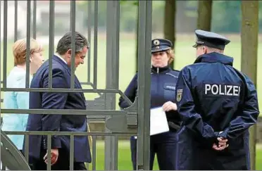  ??  ?? Bundeskanz­lerin Angela Merkel und Vizekanzle­r Sigmar Gabriel verlassen den Schlosspar­k von Meseberg. Merkel wurde mit dem Hubschraub­er direkt zu ihrem Flug zum G-gipfel in Japan gebracht. Foto: Hannibal Hanschke, Reuters