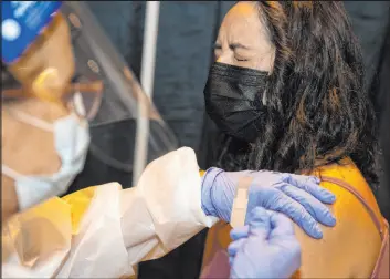  ?? Erik Verduzco Las Vegas Review-Journal @Erik_Verduzco ?? Jenny Richter of Las Vegas is vaccinated by registered nurse Janice Williams.