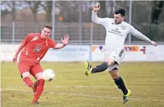  ?? FOTO: THORSTEN LINDEKAMP ?? Der SV Haldern – hier Franz Schöttler (links) – steht auf dem 16. Tabellenpl­atz. Der kommende Gegner belegt den 15. Rang.