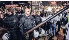 ??  ?? Die Polizei sichert in der Nacht die Essener Diskothek Club Essence mit einem Großaufgeb­ot an Einsatzkrä­ften.