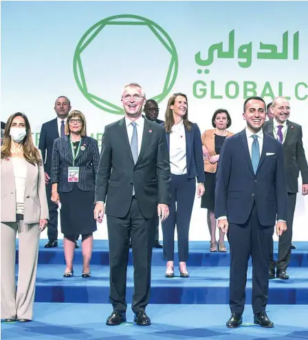  ??  ?? Foto de familia de la coalición internacio­nal contra el Estado Islámico reunida ayer en Roma