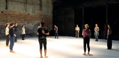  ??  ?? In scena Biennale Danza è diretta dalla canadese Marie Chouinard il Leone d’Oro alla carriera sarà consegnato a Maria Ribot