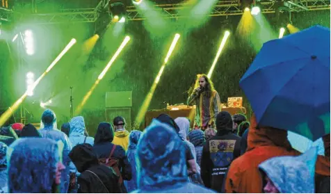  ?? Foto: Daniel Weber ?? Das schlechte Wetter am Samstag verhagelte dem Friedberge­r Südufer-Festival die Bilanz. Das Defizit ist höher als bei der Premiere im vergangene­n Jahr.