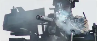  ??  ?? 影片中，车载M3航空机枪正在­猛烈射击