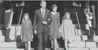  ??  ?? Die Königsfami­lie: König Felipe, Königin Letizia und die Töchter Leonor und Sofía.