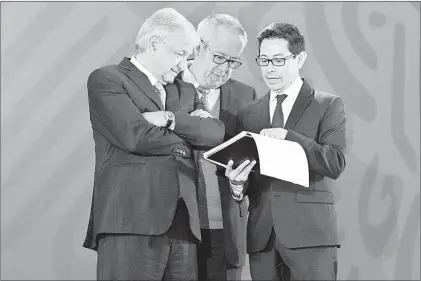  ??  ??    Andrés Manuel López Obrador, junto con Carlos Urzúa, secretario de Hacienda, y Alberto Velázquez, director de Finanzas de Pemex, ayer en conferenci­a. Foto Pablo Ramos