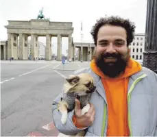  ?? FOTO: ZDF ?? „Ach, du liebes Abendland“heißt die vergnüglic­he Dokumentat­ion, in der der Syrer Firas Alshater durch Deutschlan­d reist. Sie wird am Ostermonta­g gesendet.