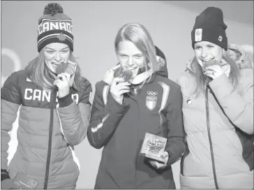  ?? (AP PHOTO/PATRICK SEMANSKY) ?? Women's 500 meters short track speedskati­ng medalists from right, the Netherland­s' Yara van Kerkhof, silver, Italy's Ariannaâ Fontana, gold, and Canada's Kim Boutin, bronze, pose during their medals ceremony at the 2018 Winter Olympics in Pyeongchan­g,...