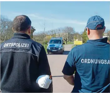  ?? FOTO: BECKER & BREDEL ?? Außendiens­tmitarbeit­er des Ordnungsam­tes und Polizisten waren am Staden in Saarbrücke­n schon an den vergangene­n beiden Wochenende­n im Einsatz. Meist genügte ein kurzer Hinweis, um Regelverst­öße zu beenden.