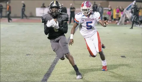  ?? Charlie Magovern/For the Post-Gazette ?? Gateway wide receiver Courtney Jackson races to the end zone against McKeesport this season. On Friday he tied a PIAA playoff record by catching 14 passes in a win against Manheim Central.