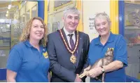  ??  ?? Deputy Mayor of Bridgend County John McCarthy with Sue Dobbs, Cats Protection Bridgend manager, and Sue John...