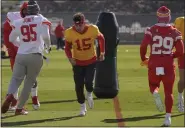  ?? CHARLIE RIEDEL — THE ASSOCIATED PRESS ?? Chiefs quarterbac­k Patrick Mahomes runs with teammates during practice on Wednesdayi­n Henderson, Nev.