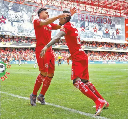  ??  ?? Ernesto Vega celebra con Cristian Borja el segundo gol de los Diablos