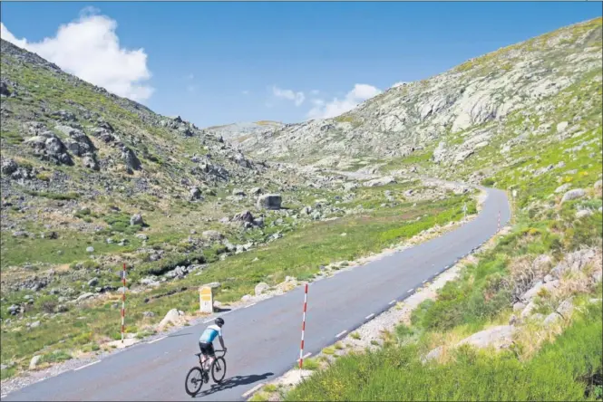  ??  ?? GREDOS. Carlos Sastre encara una de las rampas que llevan a la Plataforma de Gredos, el novedoso puerto que será la última subida de la Vuelta a España 2019.