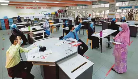  ?? (Foto BERNAMA) ?? Pelajar mengamalka­n penjarakan sosial dalam kelas ketika tinjauan di Sekolah Menengah Kebangsaan Putrajaya
Presint 8 (1), semalam.