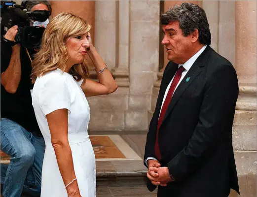  ?? POOL ?? La vicepresid­enta Yolanda Díaz y el ministro de Seguridad Social, José Luis Escrivá, a su llegada al tercer homenaje a las víctimas del Covid en el Palacio Real.