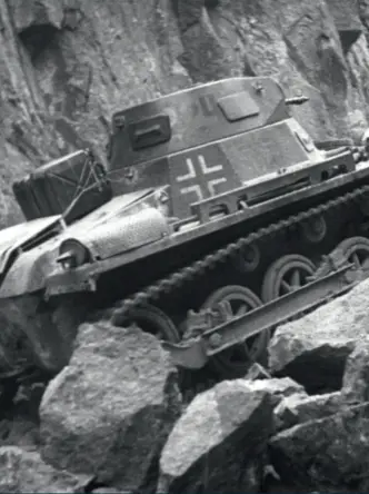  ??  ?? Panzer I kämpar sig igenom en stenspärr. Foto: Kampf um Norwegen