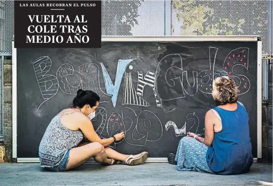  ?? MONTSE GIRALT ?? La larga pausa escolar de la Covid-19 acaba mañana; en la foto, dos profesoras preparan la bienvenida.