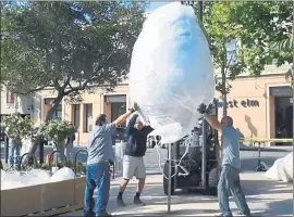  ?? FRIENDS OF DIGITAL DNA ?? Workers remove the Digital DNA sculpture from Lytton Plaza on June 21.