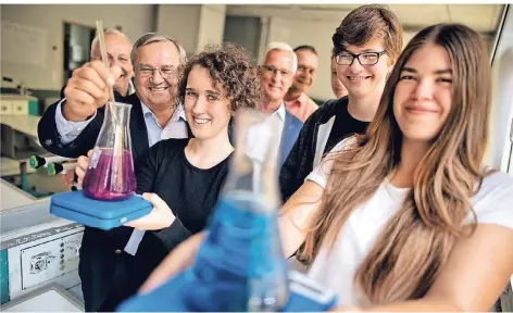  ?? FOTO: RM- ?? Johanna, Daniel und Ronja zeigen Experiment­ierfreude, interessie­rt beobachtet unter anderen von Gerhard Witte (l.) und Clemens Schmees (m.) vom IVL.