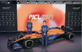  ??  ?? Ricciardo y Norris, ayer, junto al nuevo McLaren MCL35M de 2021.