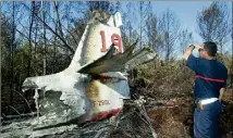  ??  ?? Le pilote s’était extirpé lui-même de la carcasse de son appareil complèteme­nt détruit. (Photo d’archives Carola Czernecki)