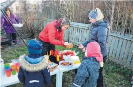  ??  ?? KIOSK: Kristin Veronica Tveit griller pølser, mens Kristine Breimyr (i midten) og Karina Dahlberg serverer.