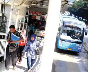  ?? HARITSAH ALMUDATSIR/JAWA POS ?? IMBAS DEMONSTRAS­I: Suasana di halte Dukuh Atas. Akibat demo, operasi busway mengubah tiga koridor. busway