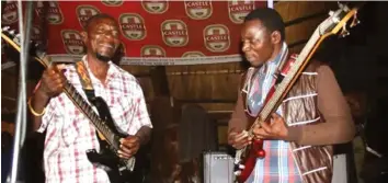  ??  ?? Macheso and Zakaria took fans down memory lane when they performed “Mabvi Nemagokora” together