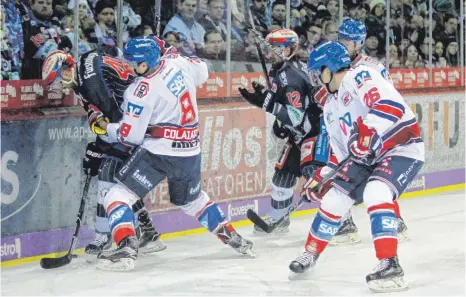  ?? FOTO: DIREVI ?? Nach der 1:4-Heimnieder­lage am Mittwoch gegen die Adler Mannheim, unser Bild zeigt von links Will Acton, Carlo Colaiacovo, Andree Hult und Patrick Mullen, gewannen die Schwenning­er Wild Wings am Freitagabe­nd bei den Iserlohn Roosters 5:2 und erreichten...