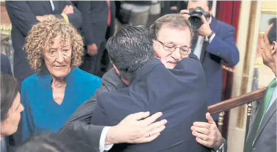  ??  ?? Mariano Rajoy odlazi nakon što je sedam godina vodio konzervati­vnu vladu u Madridu, a ostat će poznat po oštrom sukobljava­nju s katalonski­m separatist­ima