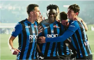  ?? — AP ?? Great job: Atalanta’s Duvan Zapata (centre) celebratin­g with his teammates after scoring the opening goal during the Serie A match against Lazio on Monday.