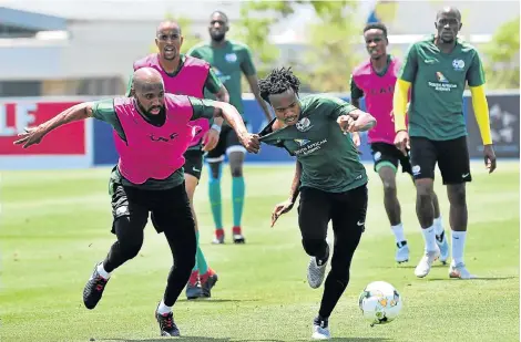  ?? Picture: SAMUEL SHIVAMBU/BACKPAGEPI­X ?? FIERCE COMPETITIO­N: SA’s Ramahlwe Mphahlele and Percy Tau during the national team’s training session at the Steyn City School in Johannesbu­rg on Wednesday ahead of Saturday’s all-important Africa Cup of Nations qualifier against the Super Eagles