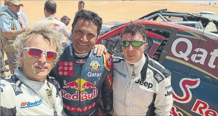  ??  ?? El popular presentado­r y aventurero español Jesús Calleja en Abu Dhabi, junto al piloto qatarí Nasser Al-Attiyah, uno de sus referentes, y su copiloto Jaume Aregall, después de socorrer al príncipe qatarí
